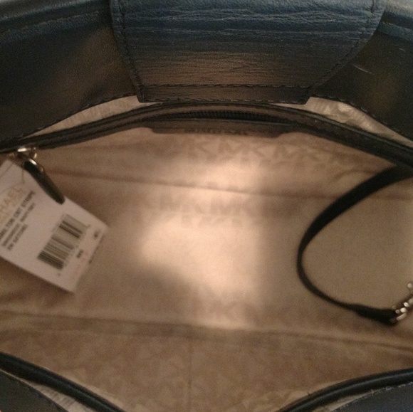 ❤️SOLD❤️Michael Kors Hamilton East West Bag. - Picture 2 of 7